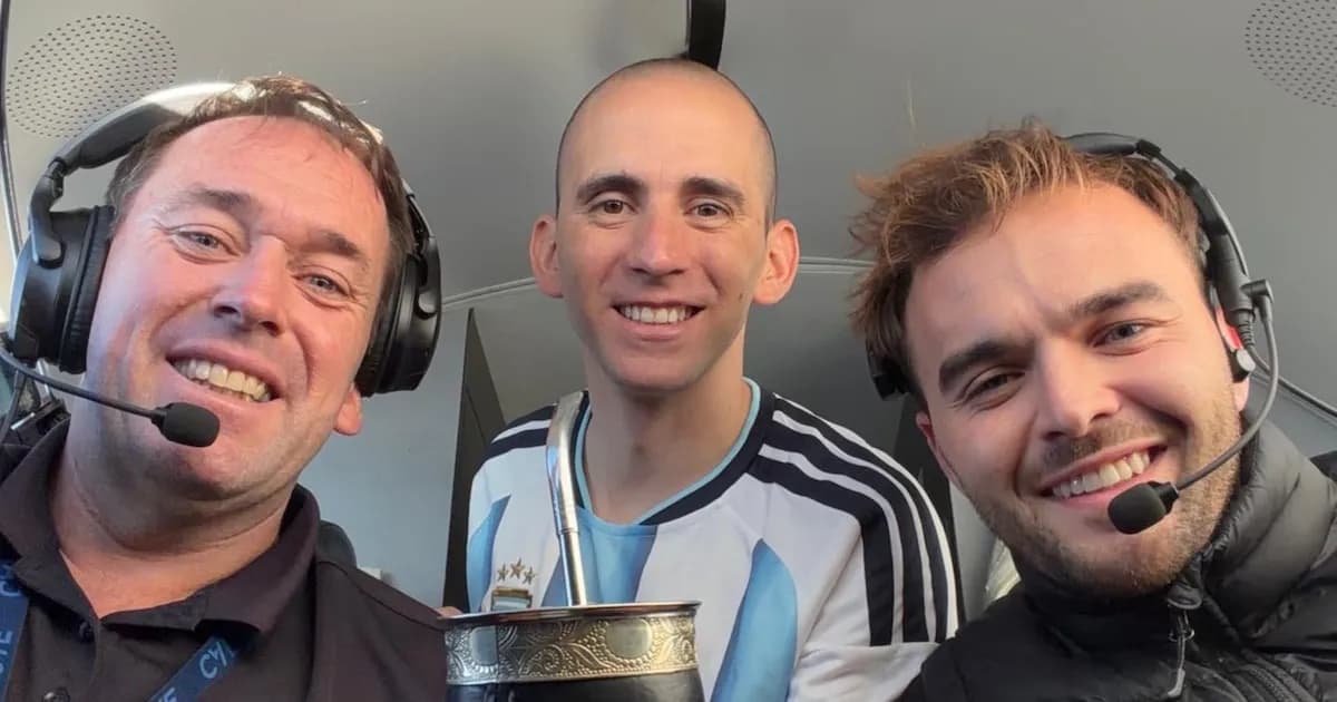 María Alexandera Gómez y Alejandra Monteoliva esperan la llegada de Nahuel Gallo en Ezeiza