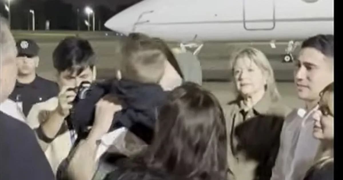 Emotivo reencuentro de Nahuel Gallo con su hijo Víctor tras 448 días en Venezuela