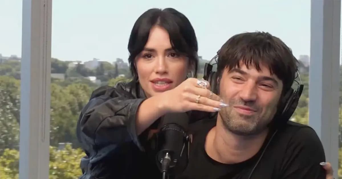Lali Espósito sorprendió a Pedro Rosemblat mostrando su anillo de compromiso en vivo