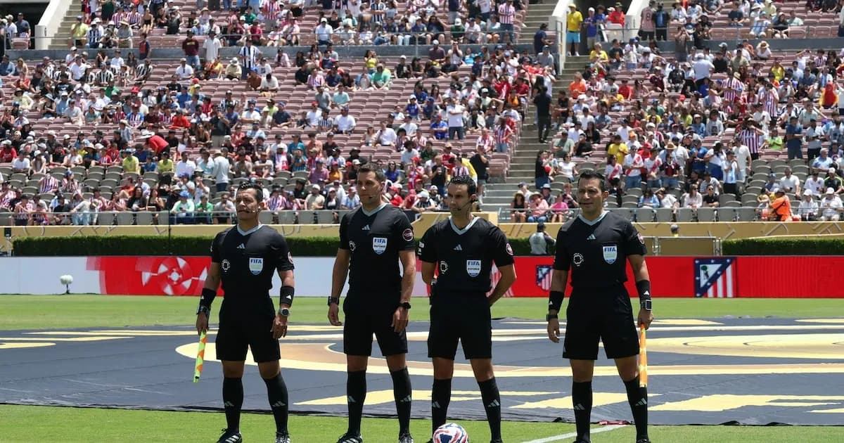 Tres árbitros mexicanos permanecen varados en Qatar por conflictos en Medio Oriente