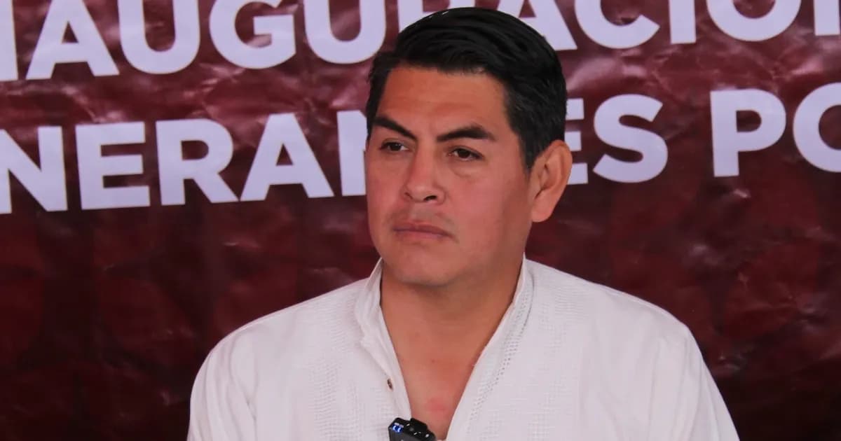 El alcalde de Chiconcuac genera polémica tras llegar al Carnaval en helicóptero