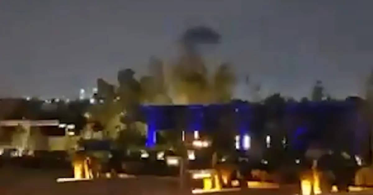 Irán ataca embajada de EE.UU. en Riad y Trump promete respuesta inminente