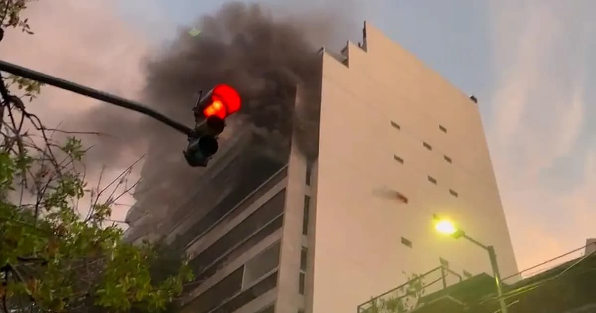 Incendio en Belgrano: Dos personas atrapadas y evacuaciones masivas en un edificio