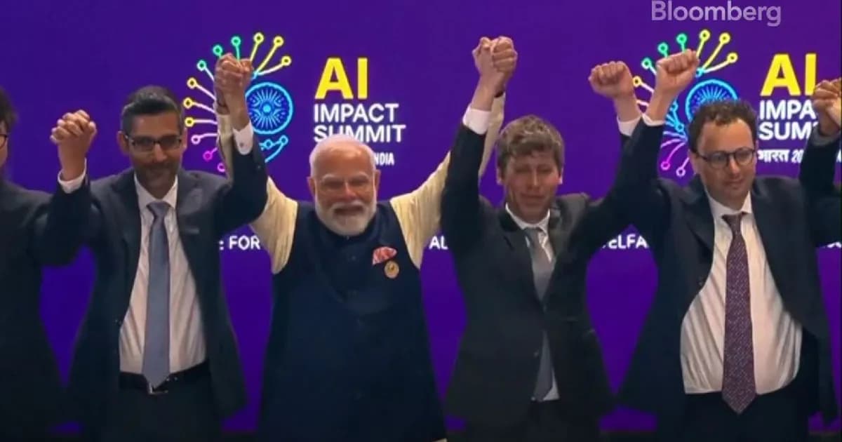 Tensión en la Cumbre de IA: CEOs de OpenAI y Anthropic evitan contacto en foto grupal