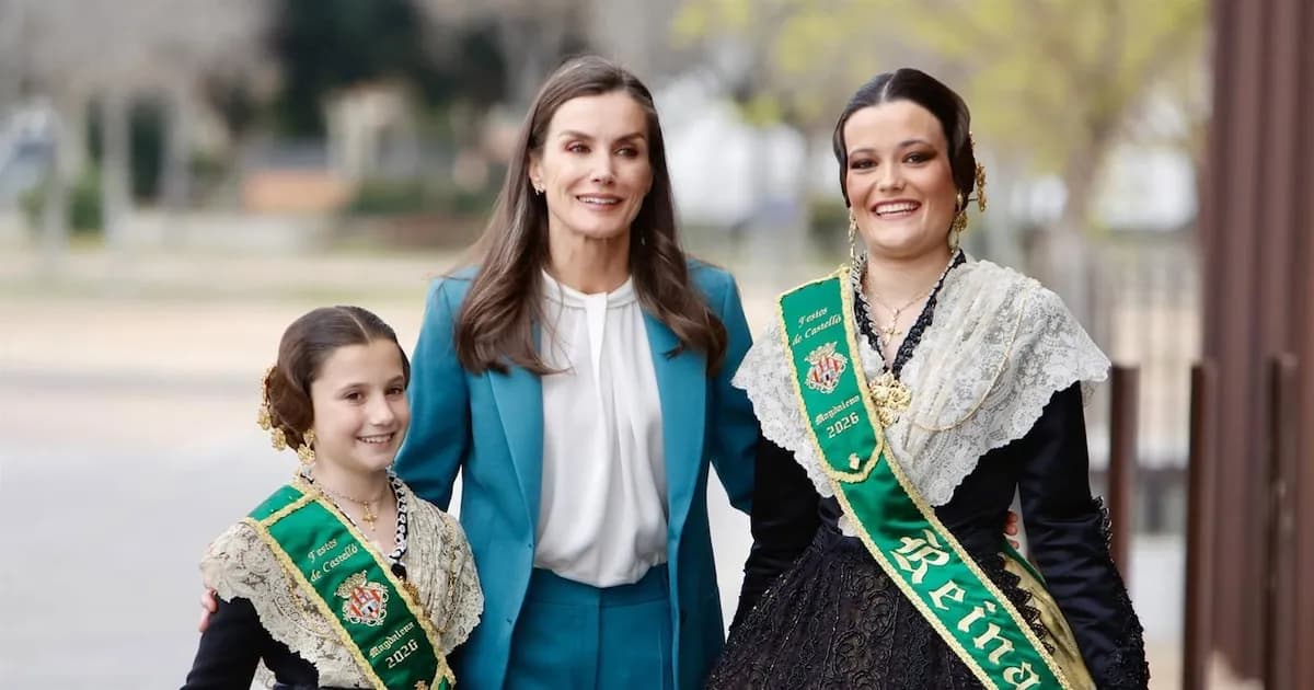 La Reina Letizia deslumbra con un traje vibrante en su visita a Castellón