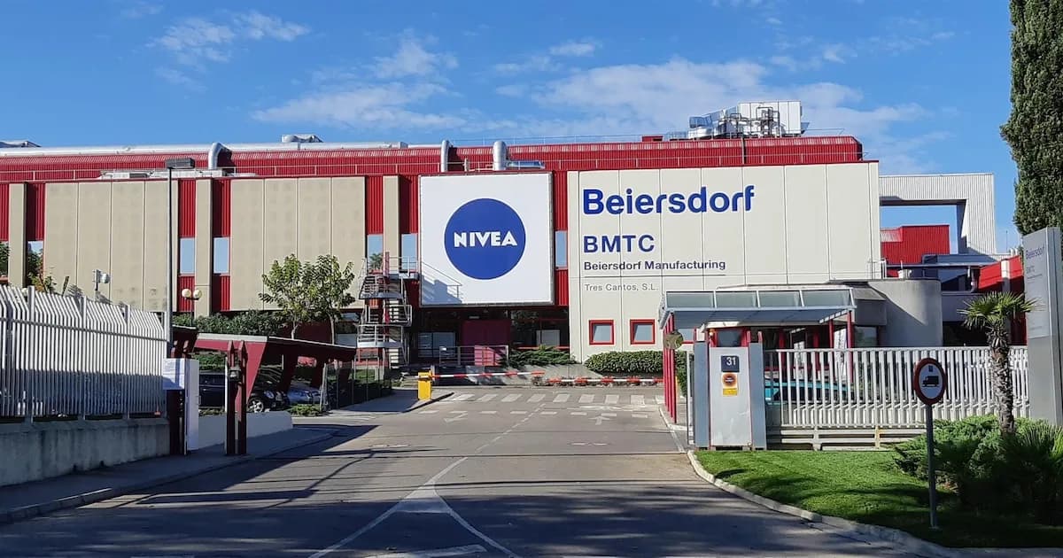 Beiersdorf reporta ganancias de 939 millones en 2025 y anuncia dividendo y recompra de acciones