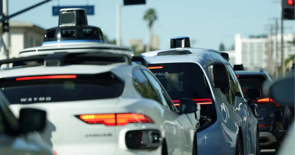 Waymo defiende la asistencia humana en sus robotaxis ante críticas de legisladores