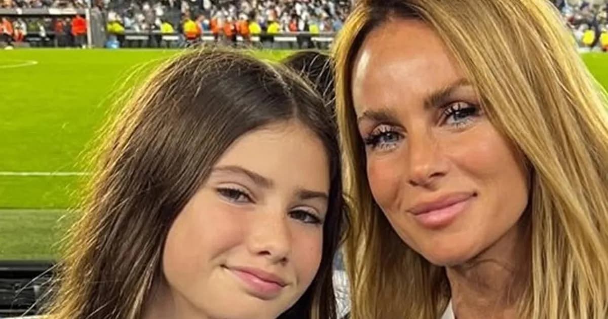 Sabrina Rojas comparte un divertido momento con su hija Esperanza en la escuela