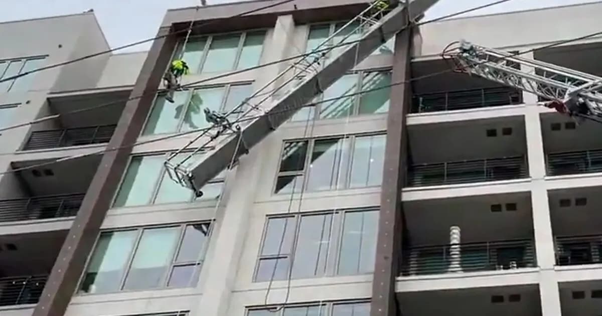 Rescatan a dos trabajadores atrapados en un andamio en Sacramento, California