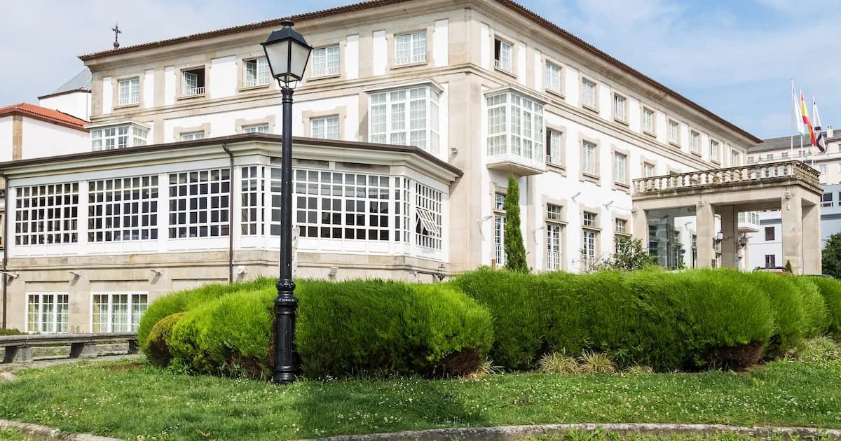 Descubre el Parador de Ferrol: Modernismo y vistas al legado marítimo español