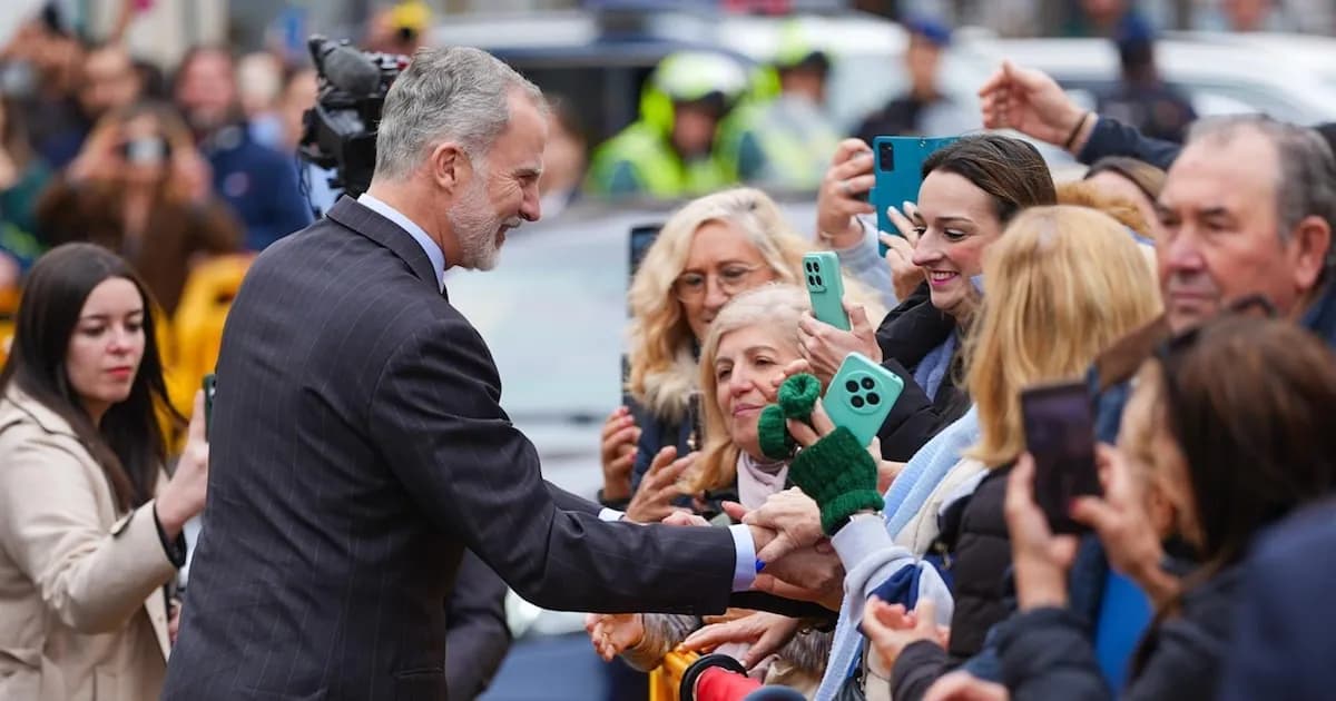 Felipe VI realiza su primera visita oficial a Dos Hermanas entre ovaciones de los vecinos