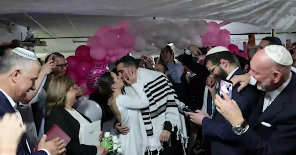 Boda en medio de la guerra: un argentino se casa en un refugio antimisiles en Tel Aviv