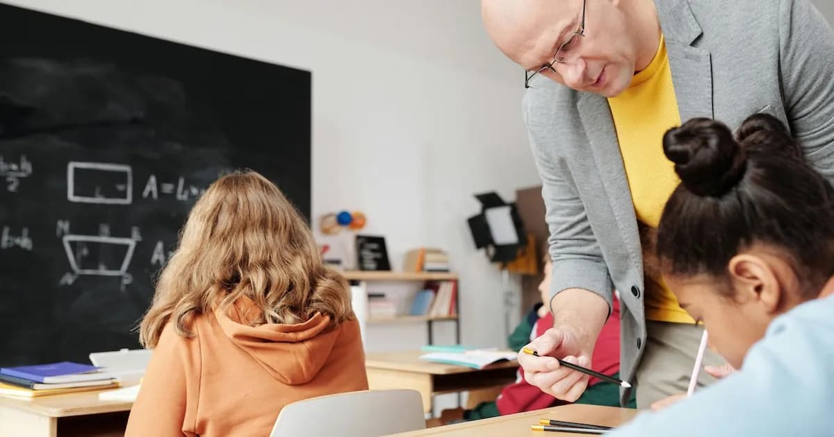 Clases más pequeñas: un aumento salarial para docentes sin mejora en el rendimiento estudiantil