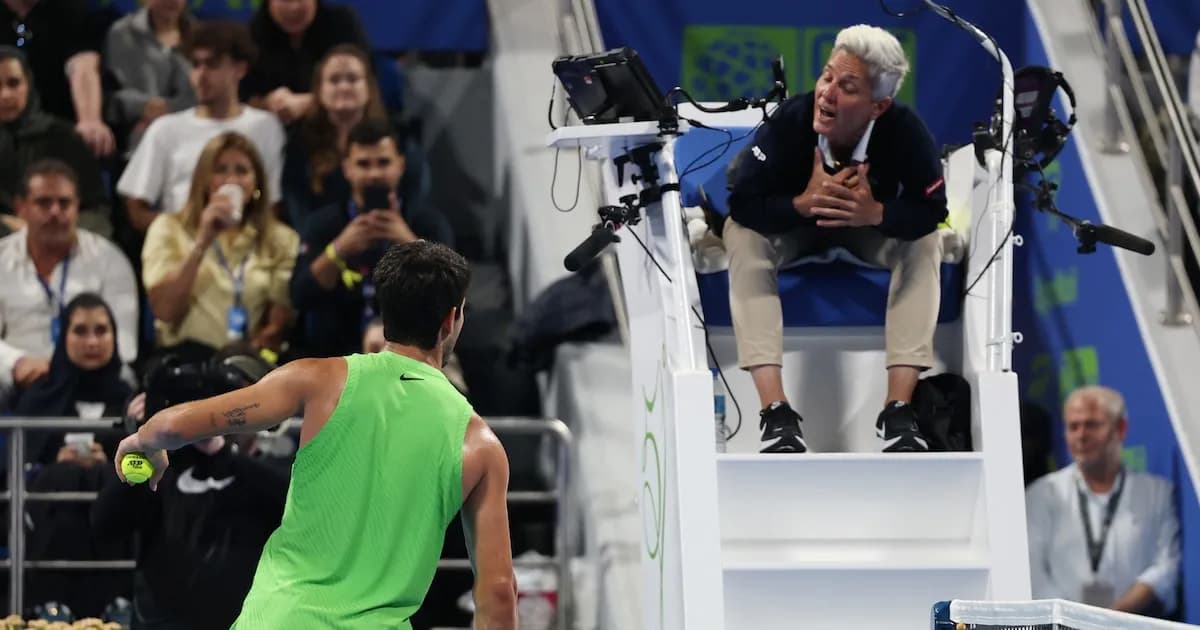 Alcaraz se desahoga con la juez de silla en Doha: "La regla del reloj es injusta"