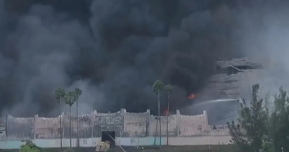 Incendio en Miami-Dade genera alerta química y confina a miles de residentes