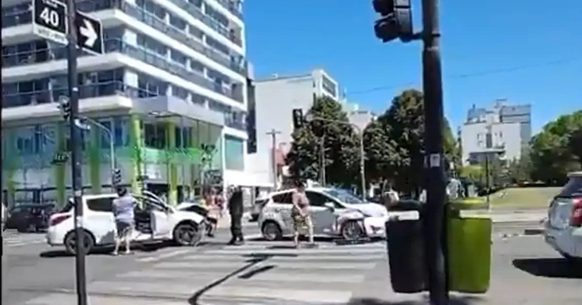 Conductor ignora semáforo en rojo y causa grave accidente en La Plata