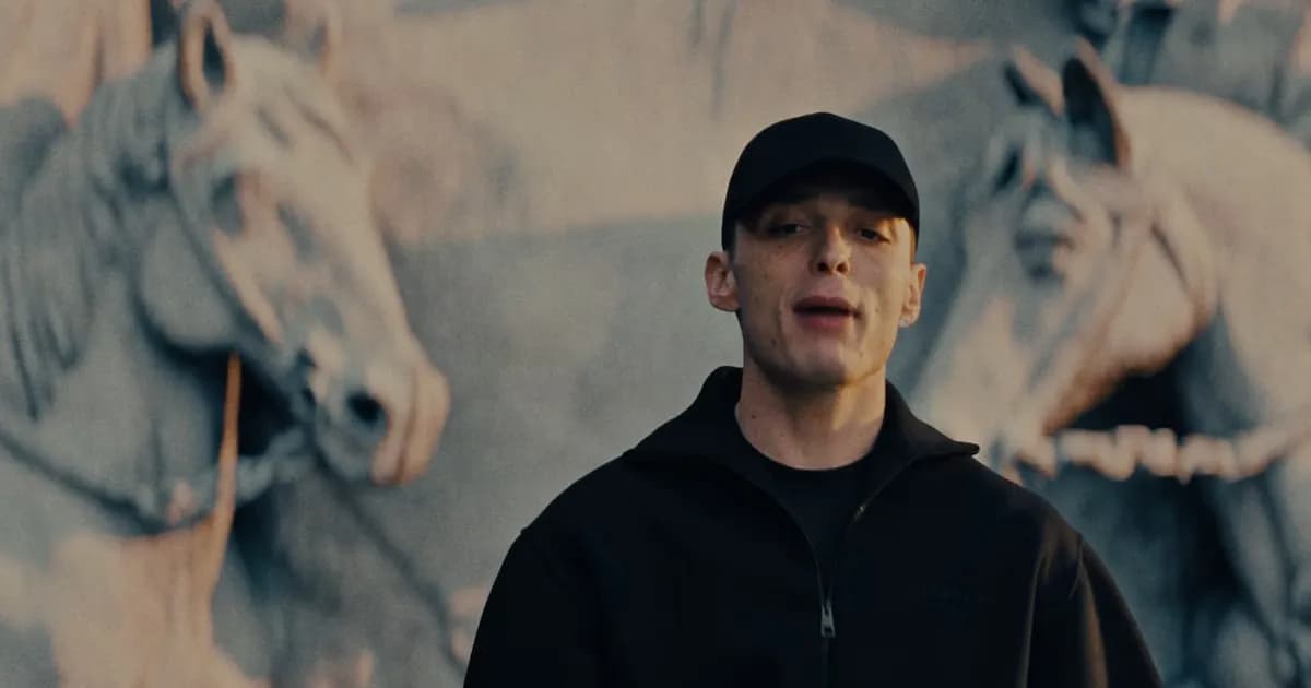 Peso Pluma enfrenta abucheos tras negar foto a fan en partido de NBA