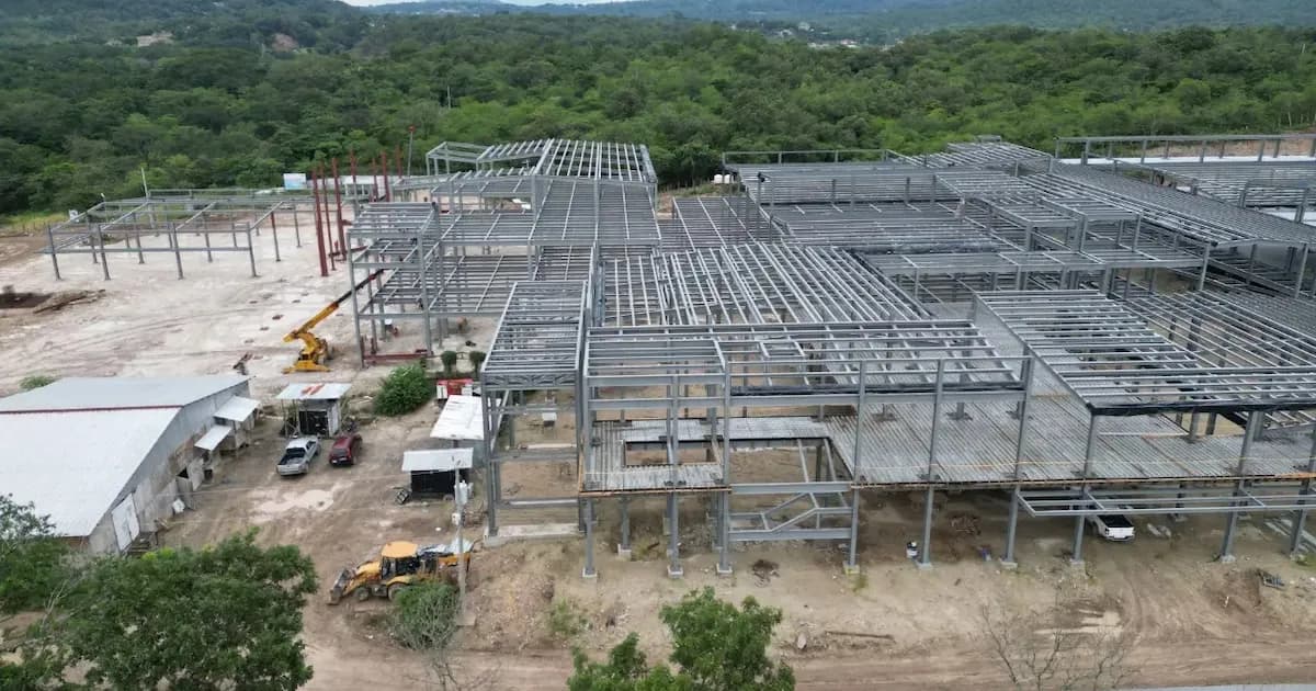 Retraso en hospitales hondureños: el viceministro admite falta de planificación y fondos