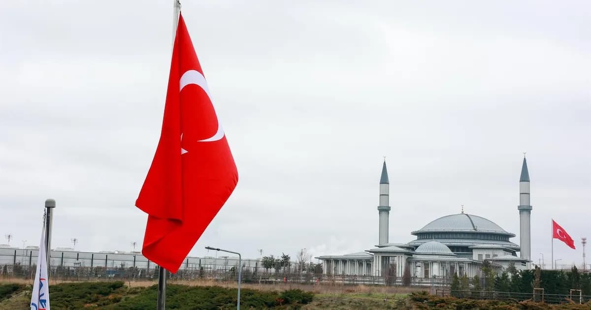 Detienen a periodista turco por críticas a Erdogan y difusión de información controvertida