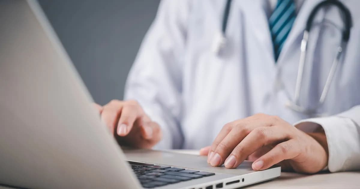 Médico gallego suspendido cinco años por acceder a datos de una paciente