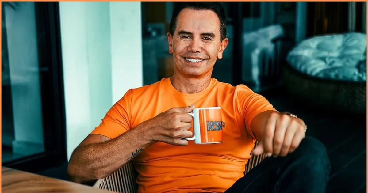 Jhonny Rivera realiza emotiva entrega de casas a familias en Pereira