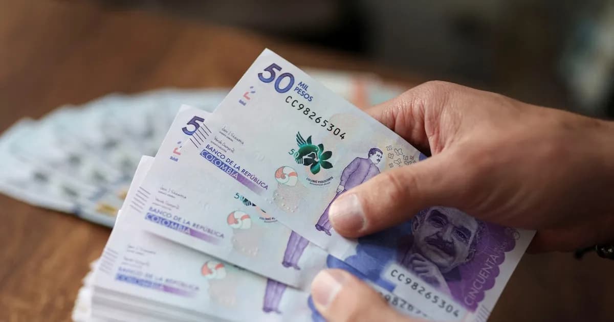 Petro ratifica aumento del 23,7% en salario mínimo para 2026 en medio de protestas ciudadanas