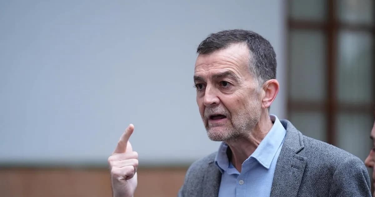 Maíllo (IU) critica a Feijóo por su postura belicista ante Vox