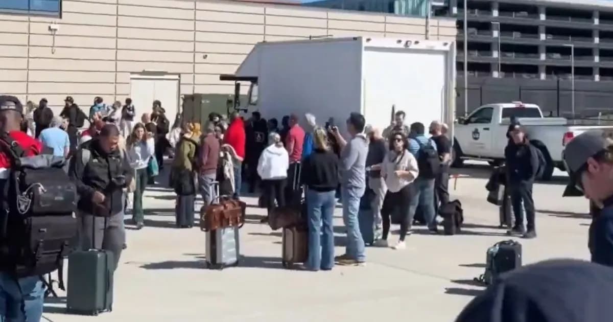 Evacuación masiva en el Aeropuerto de Kansas City por alerta de amenaza de seguridad