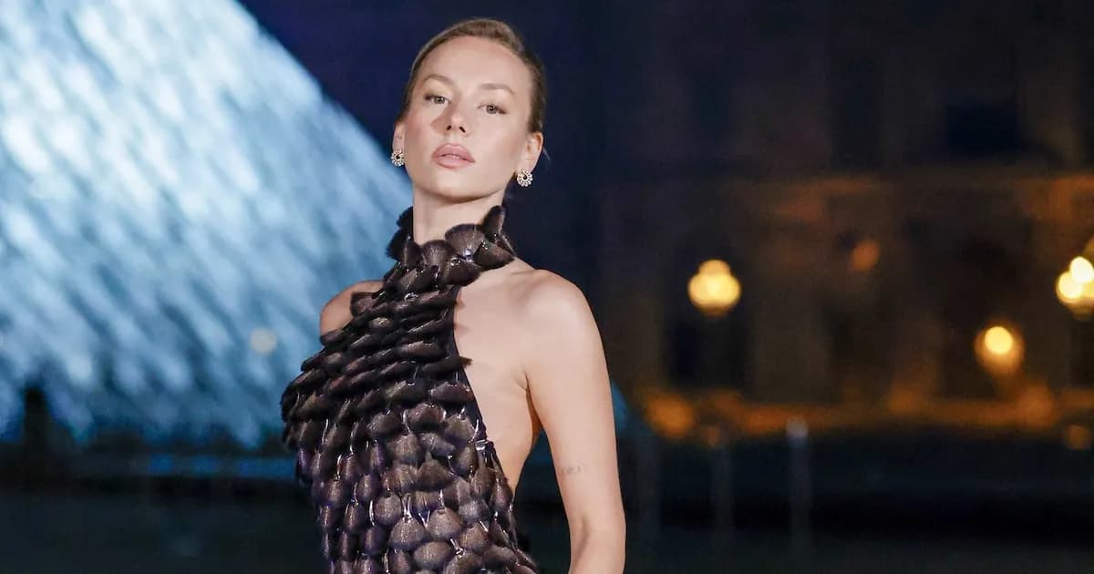 Ester Expósito deslumbra en París con un vestido reciclado en gala benéfica