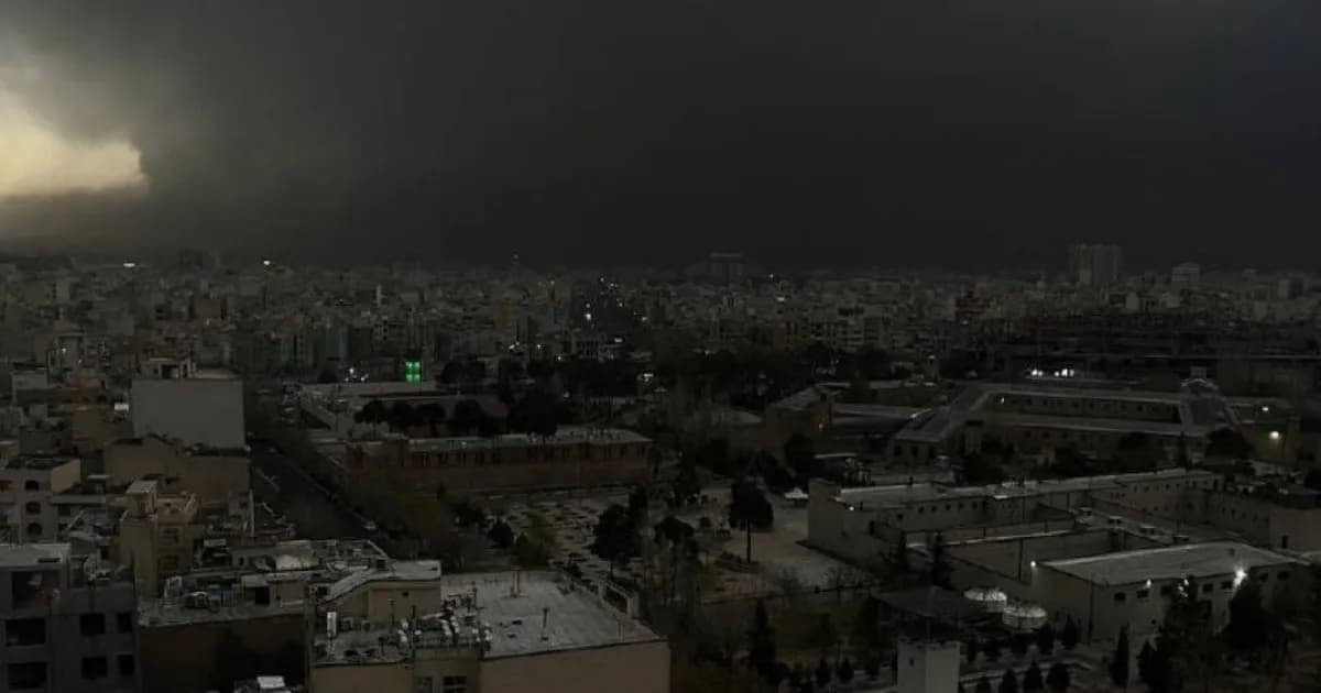 Teherán enfrenta una 'lluvia negra' tras bombardeos a instalaciones petroleras