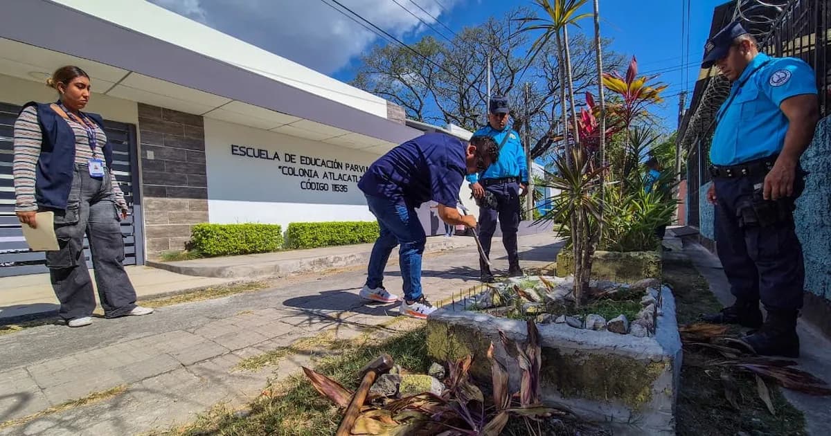 Multan a mujer que colocó clavos frente a escuela en San Salvador