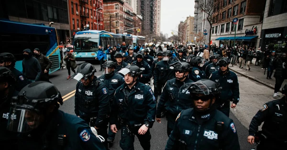 Protesta en Manhattan se torna violenta: explosivos y detenciones marcan el evento