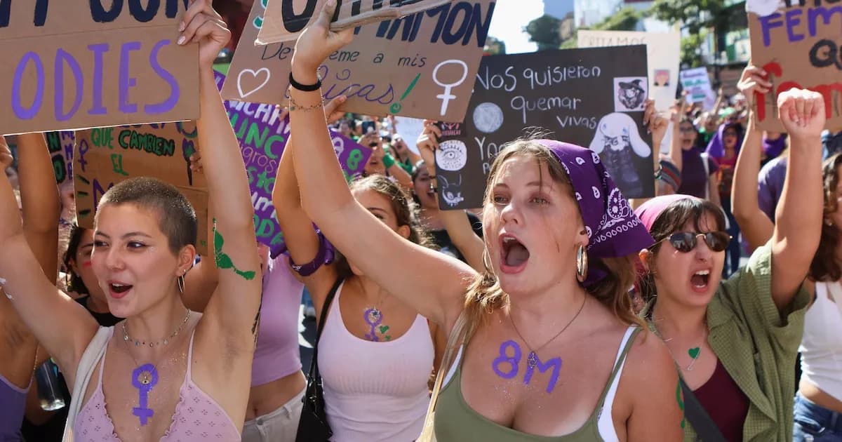 Masiva marcha en San José por los derechos de las mujeres y el fin de la violencia de género