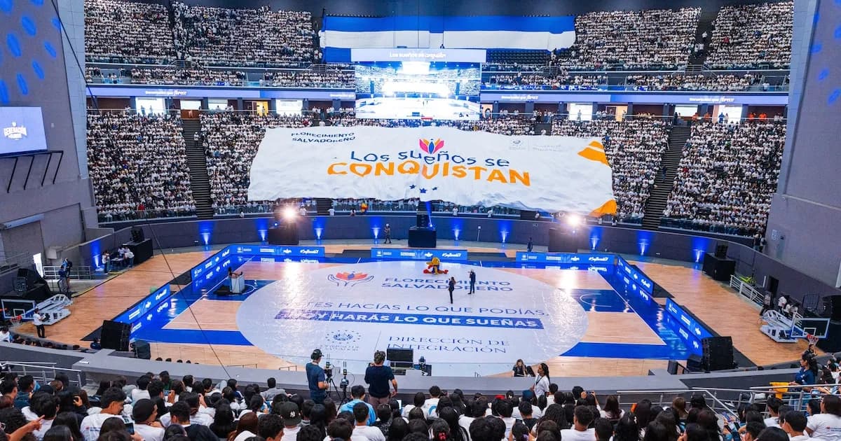 El Salvador lanza 17,000 becas para frenar la migración juvenil