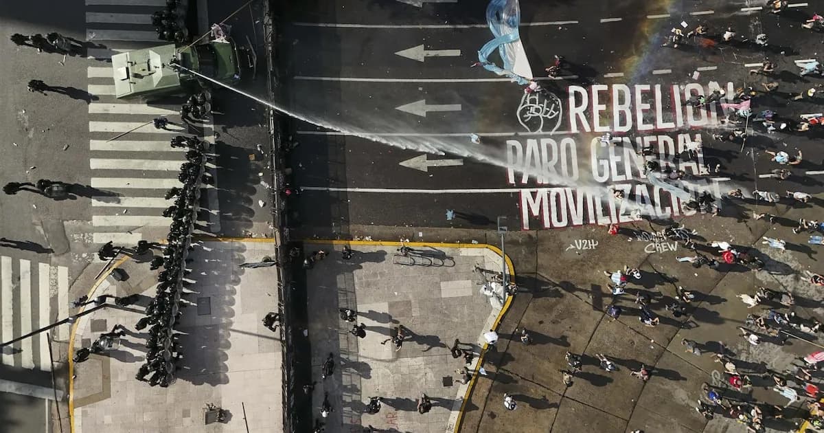 Aprobada la reforma laboral de Milei en medio de una huelga general