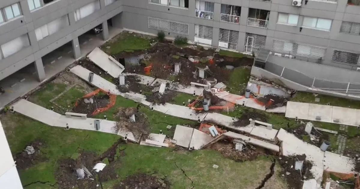 Operativo en Parque Patricios para que vecinos recuperen pertenencias tras el derrumbe