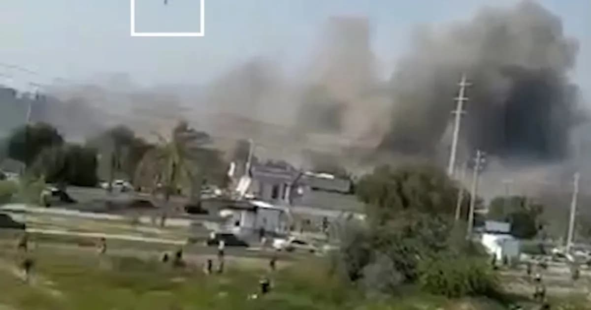 Imágenes sugieren impacto de un misil Tomahawk en base naval cercana a escuela en Irán