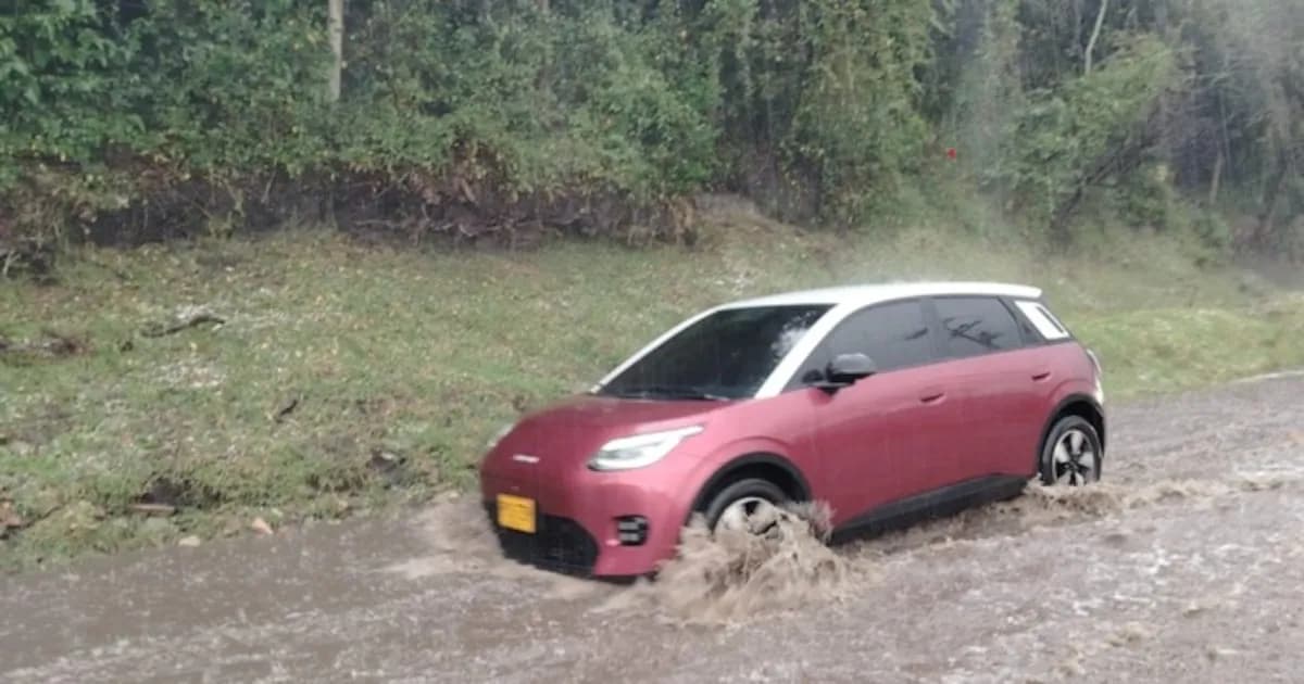 Tormenta con granizo y relámpagos interrumpe la movilidad en Bogotá