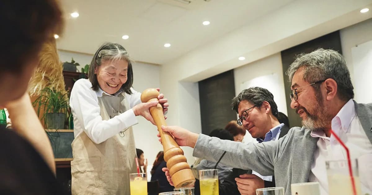 Un restaurante en Tokio que celebra los errores y la inclusión de adultos mayores con demencia