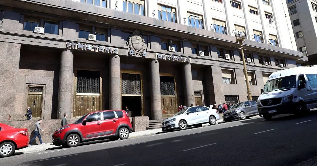 Impacto del precio del petróleo en subsidios y superávit fiscal: un desafío para 2026