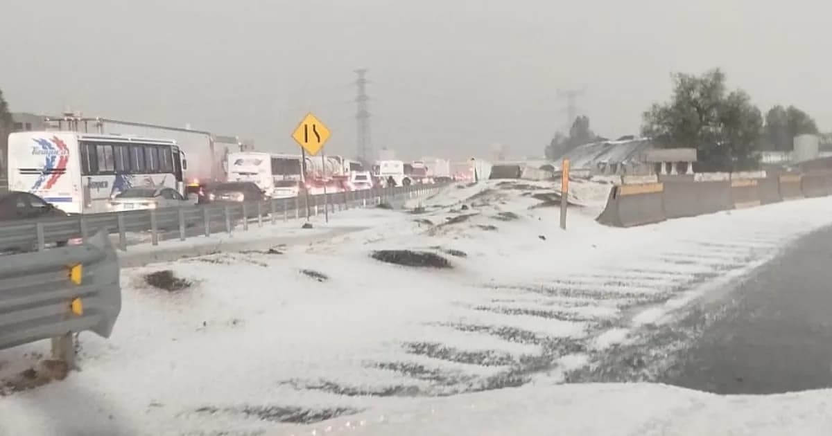 Fuerte granizo afecta la autopista México-Pachuca hacia Tecámac