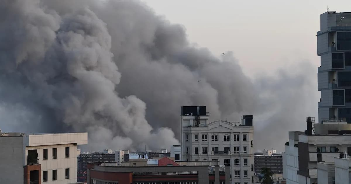 La OMS advierte sobre peligros de la lluvia ácida tras ataques en Irán