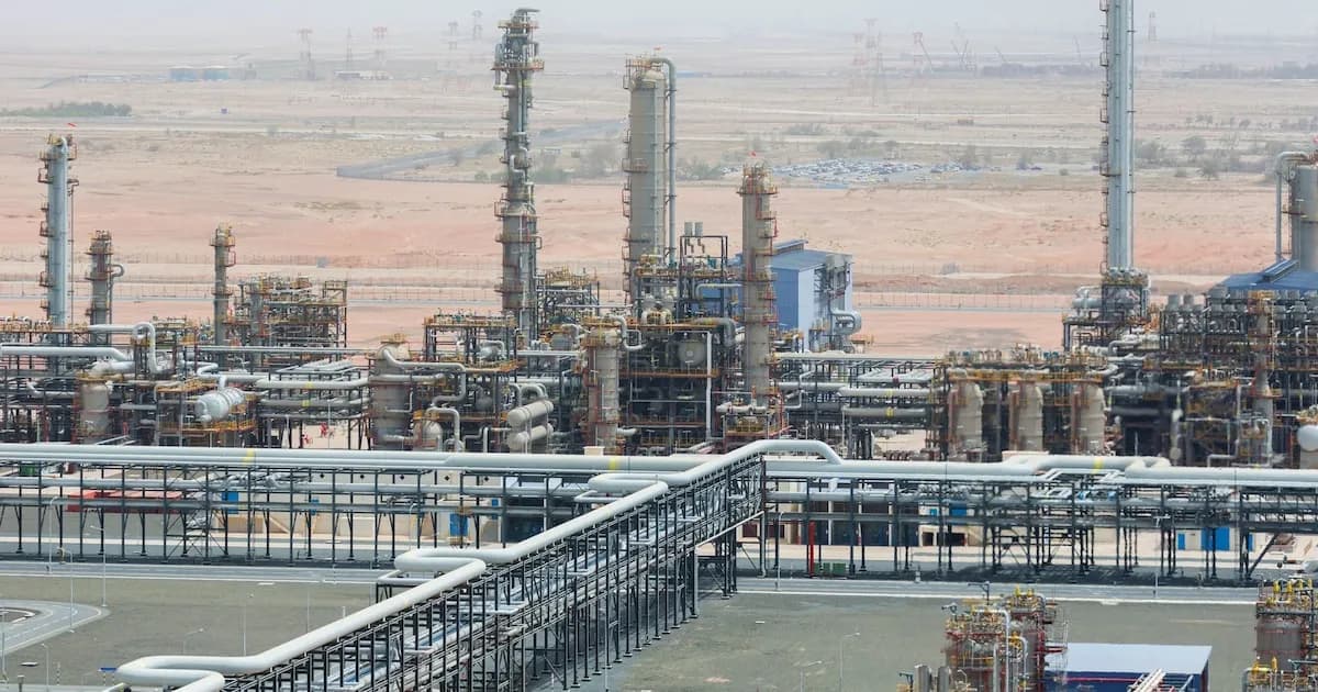 Ataque con drones detiene operaciones de la refinería más grande de Emiratos Árabes Unidos