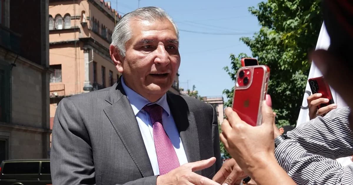 Adán Augusto López se retira en taxi tras evitar preguntas sobre polémico caso