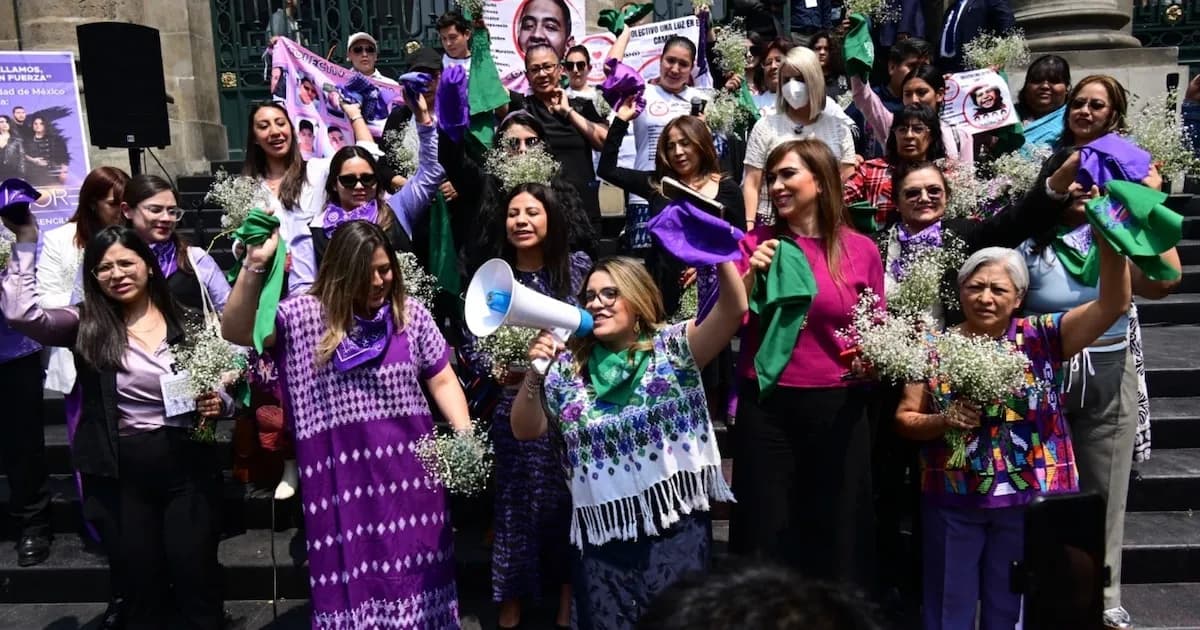 Artistas y madres buscadoras celebran el Día de la Mujer en el Congreso de México