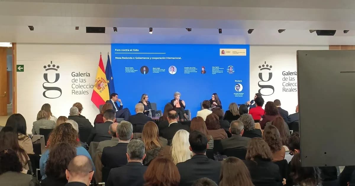 Óscar López advierte sobre la necesidad de regular las redes sociales