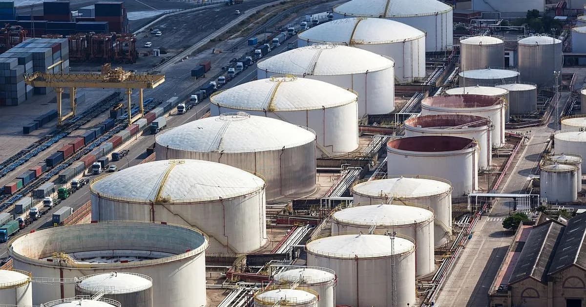 La AIE planea liberar reservas históricas de petróleo para contener precios en alza