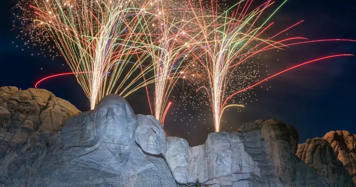 Fuegos artificiales vuelven a Monte Rushmore por el 250 aniversario de EE.UU.