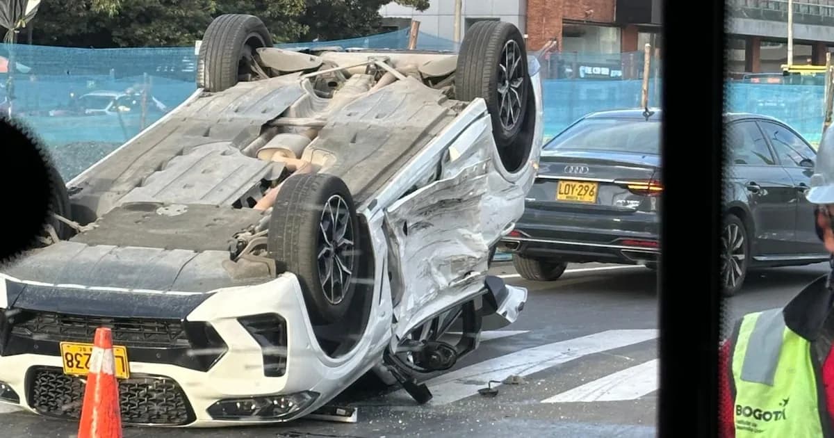 Volcamiento de vehículo causa caos vehicular en el norte de Bogotá