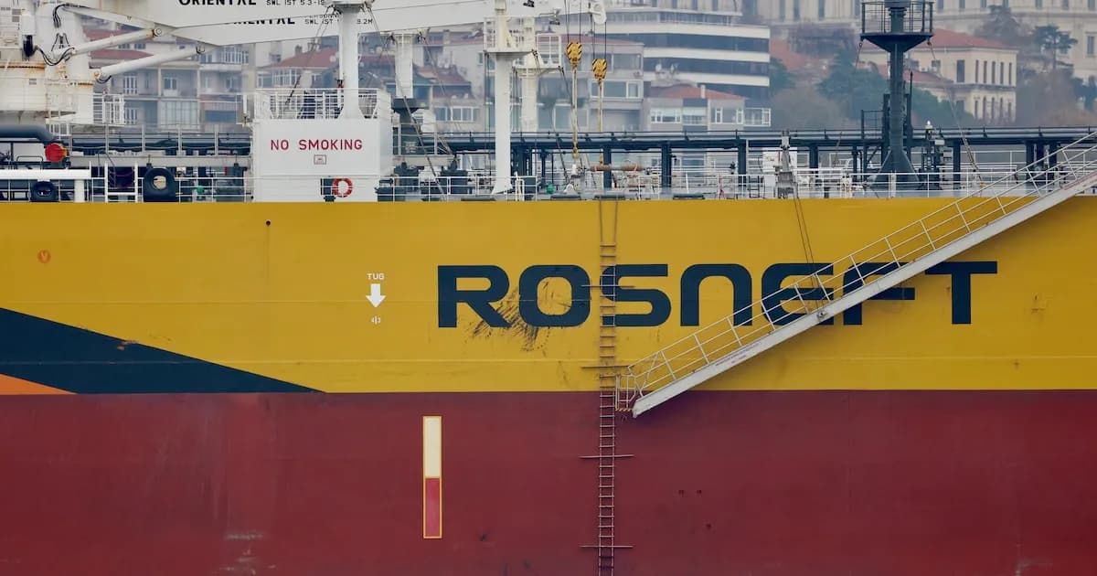 Descubren red de contrabando de petróleo ruso por 90 mil millones de dólares por error informático